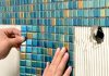 Как клеить на стену мозаику на сетке?